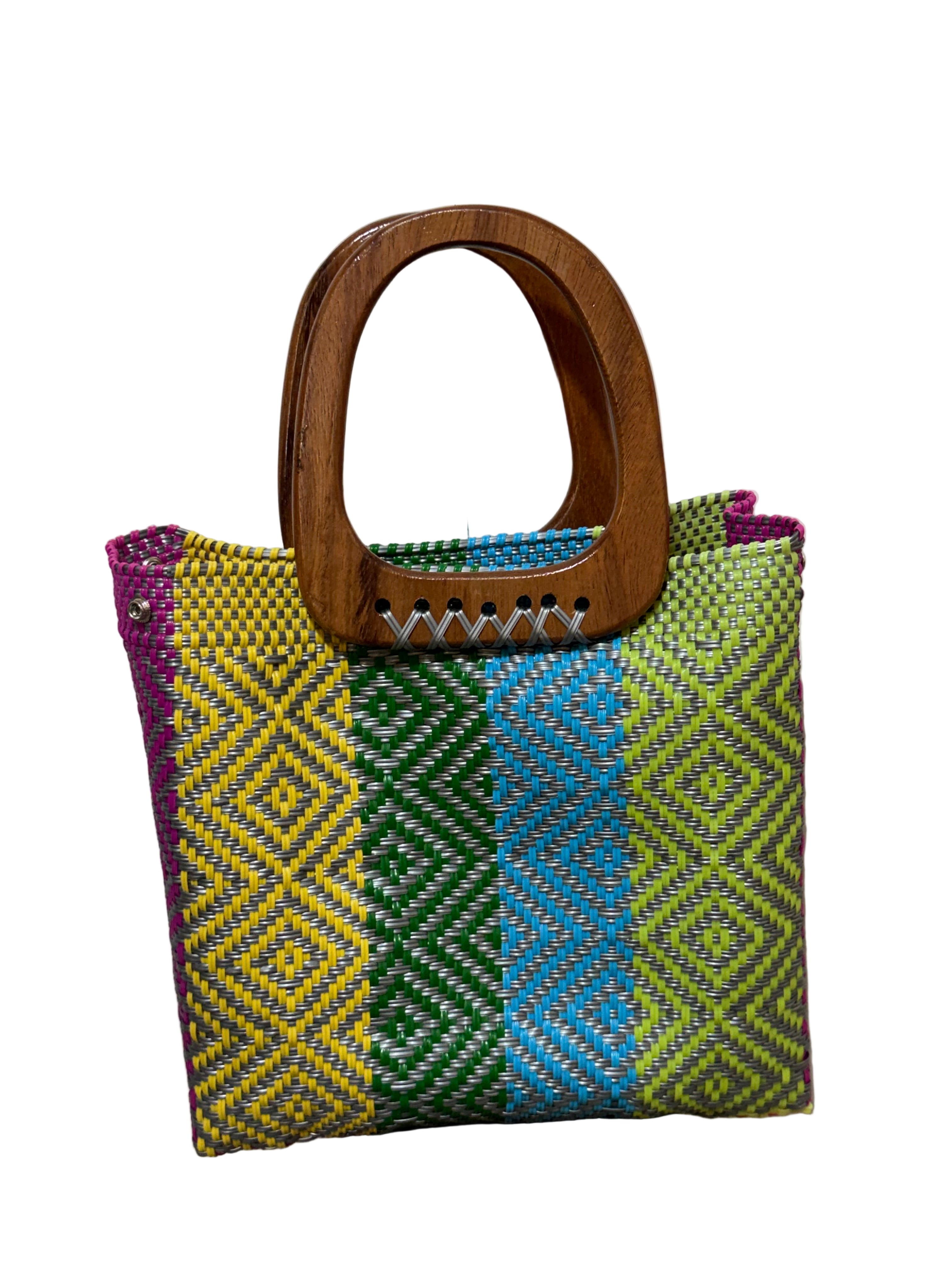 Bolso oaxaqueño 100% artesanal, grande, tejido a mano con hilo de plástico y asa de madera fina.