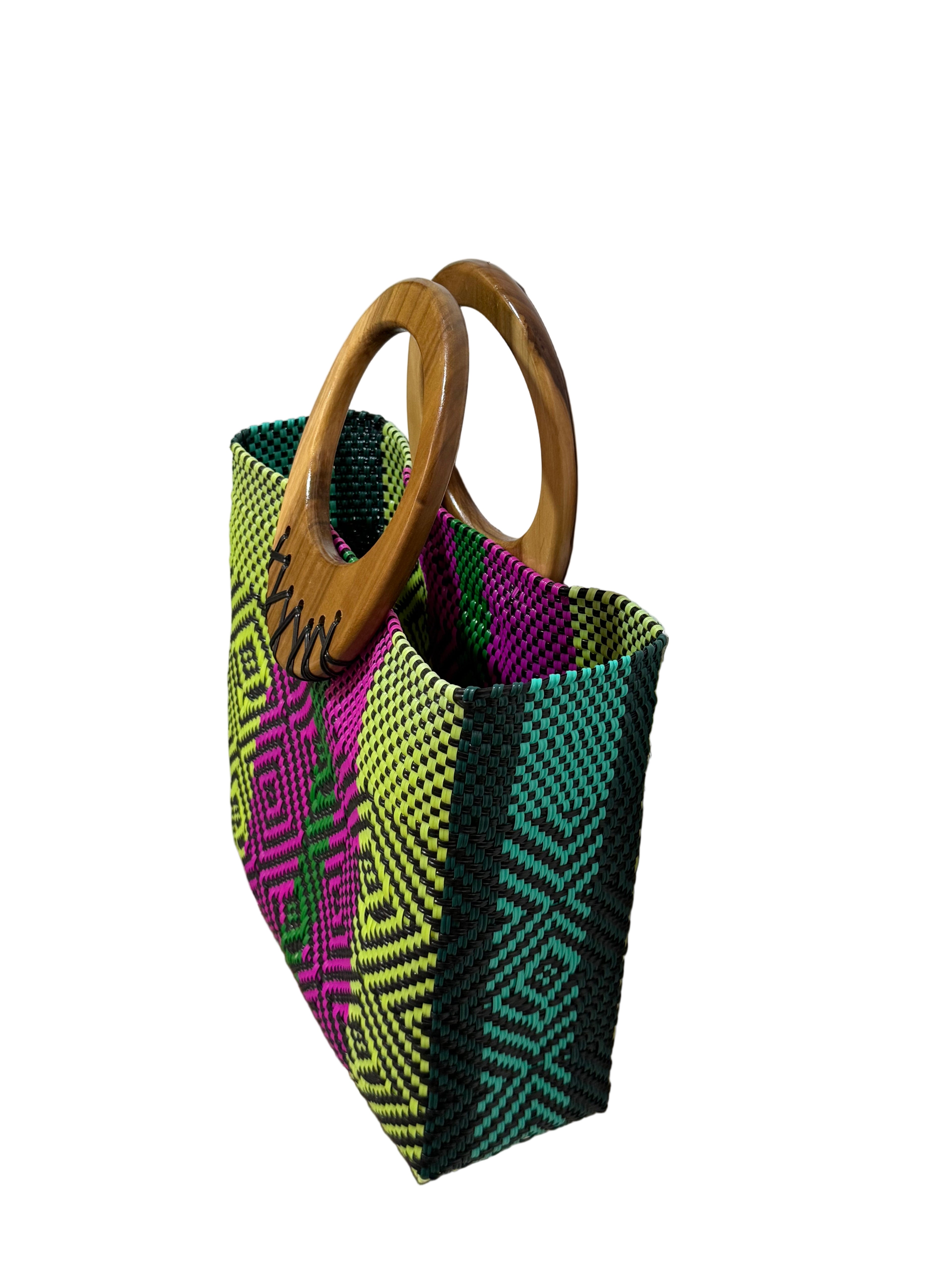 Bolso 100% artesanal oaxaqueño talla grande, tejido a mano con hilo reciclado y asa de madera fina.