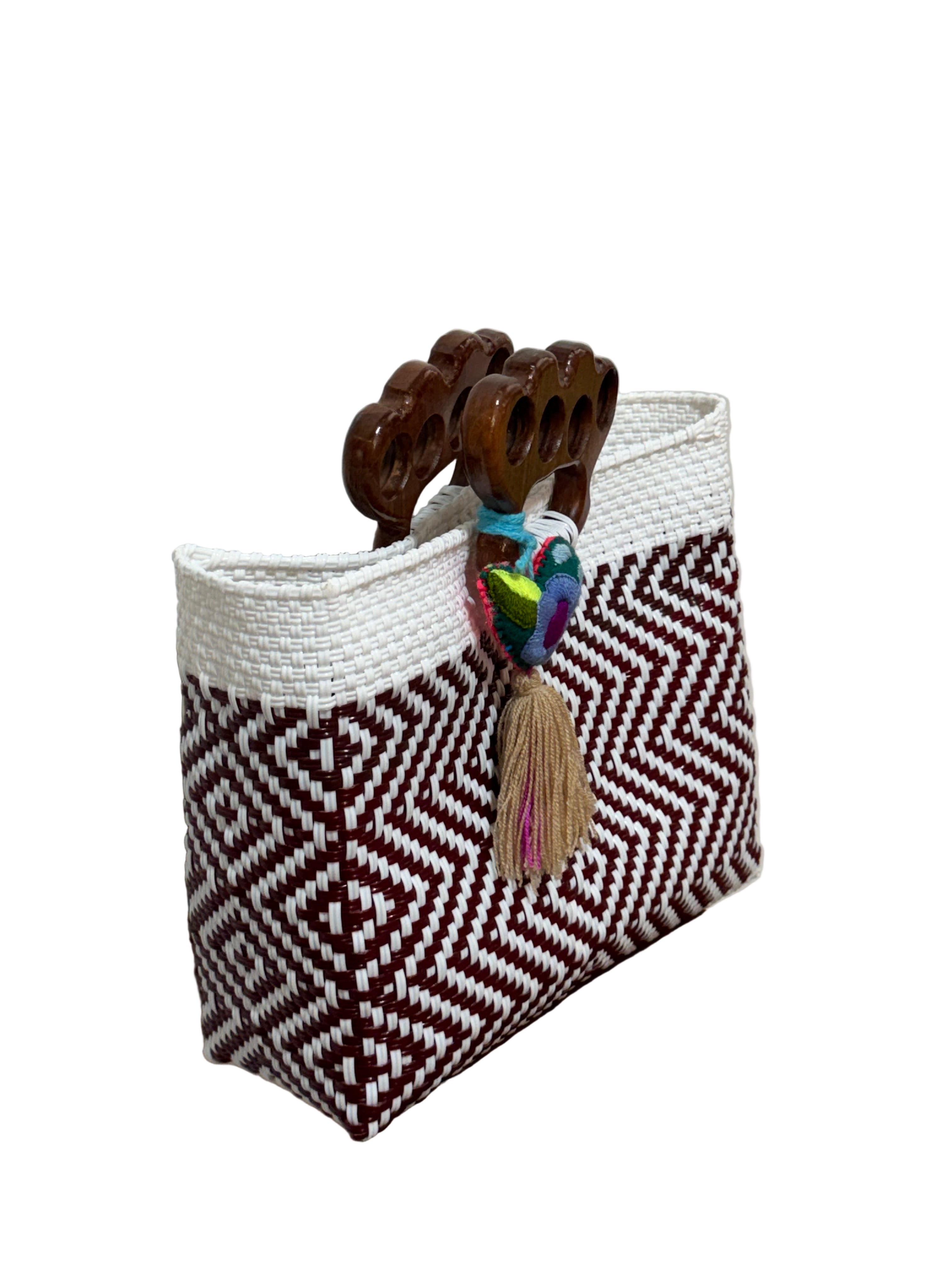 Bolsa artesanal 100% oaxaqueña chica tejida a mano con hilo reciclado y asa de madera fina.