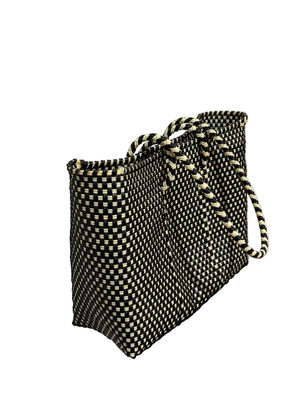 Bolso artesanal 100% oaxaqueño tejido a mano con hilo de plástico reciclado.