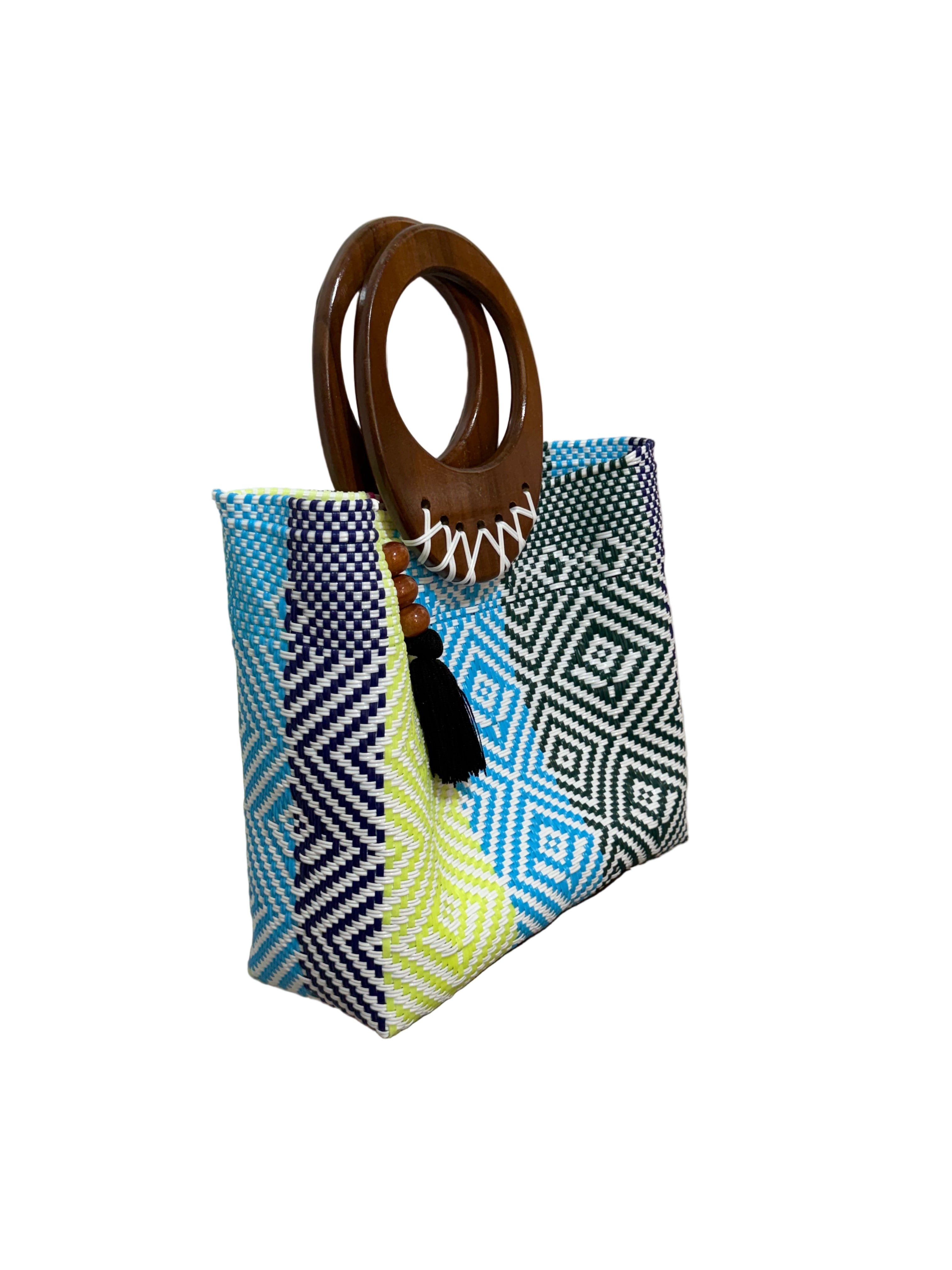 Bolso 100% oaxaqueño artesanal tejido a mano con hilo de plástico, con asa de madera fina. Talla grande.