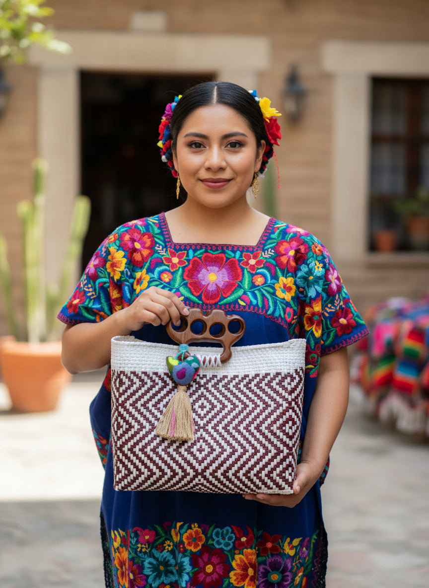 Bolsa artesanal 100% oaxaqueña chica tejida a mano con hilo reciclado y asa de madera fina.