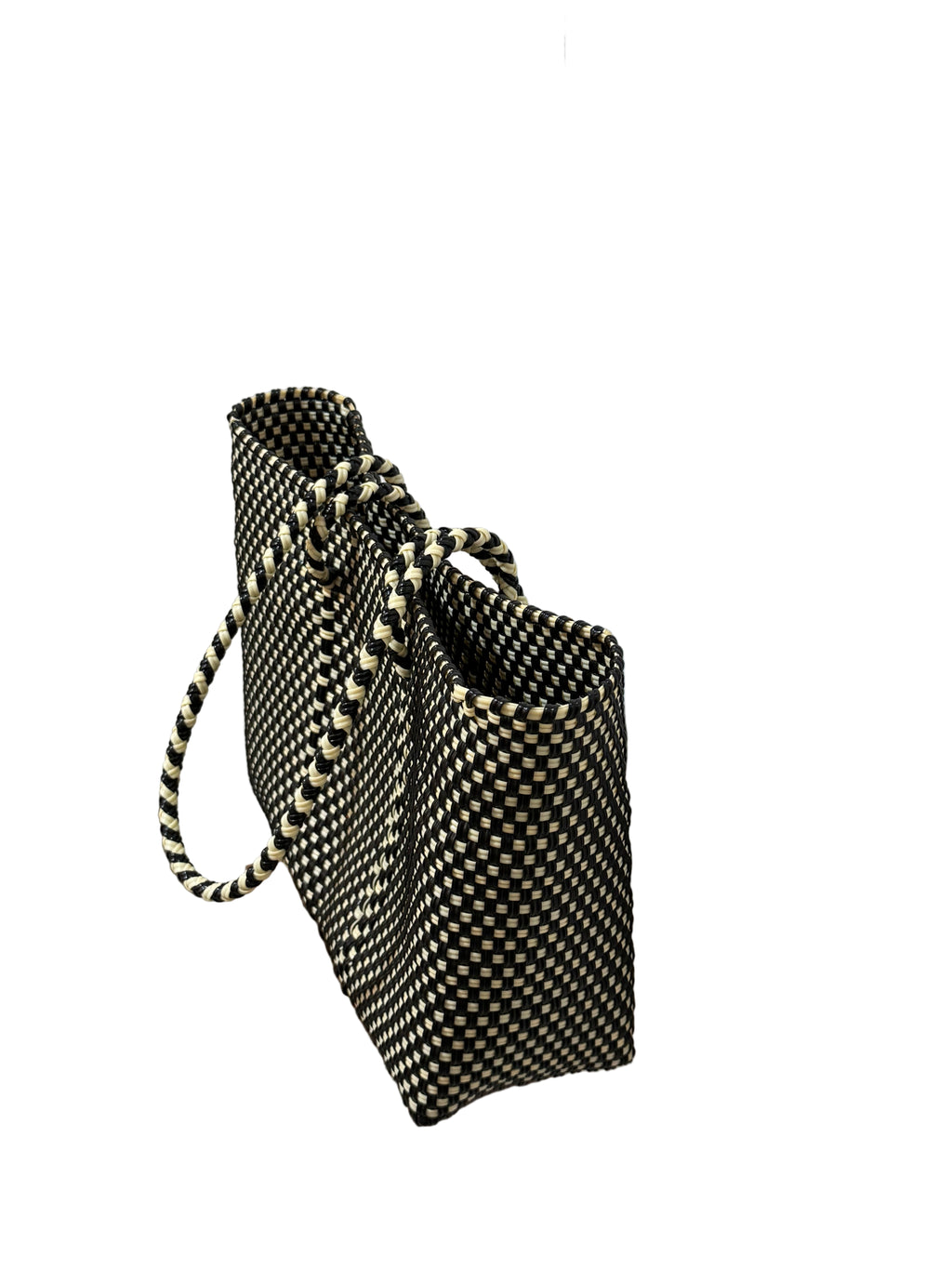 Bolso artesanal 100% oaxaqueño tejido a mano con hilo de plástico reciclado.