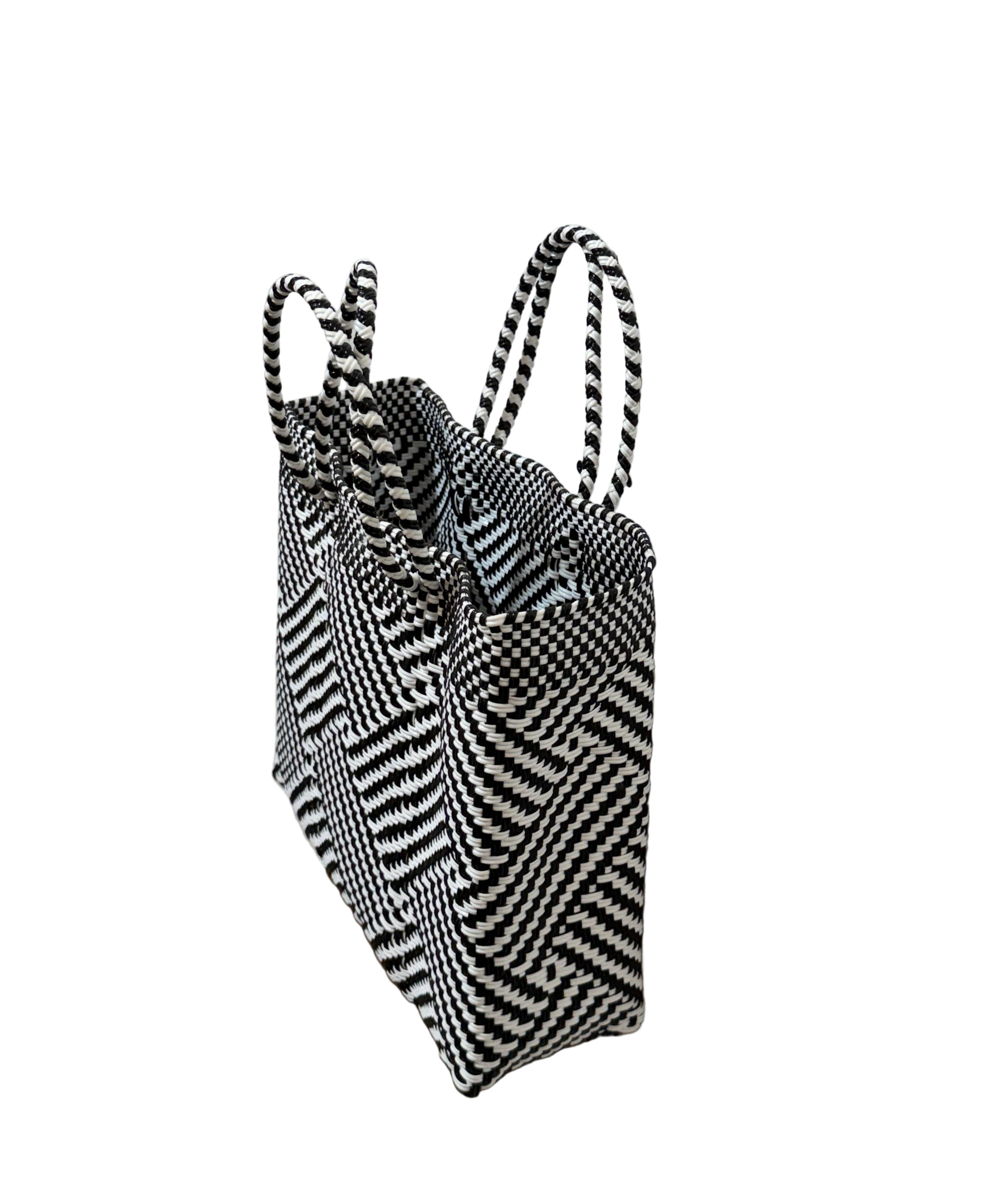 Bolso mediano 100% artesanal Oaxaqueño tejido a mano con plástico reciclado.