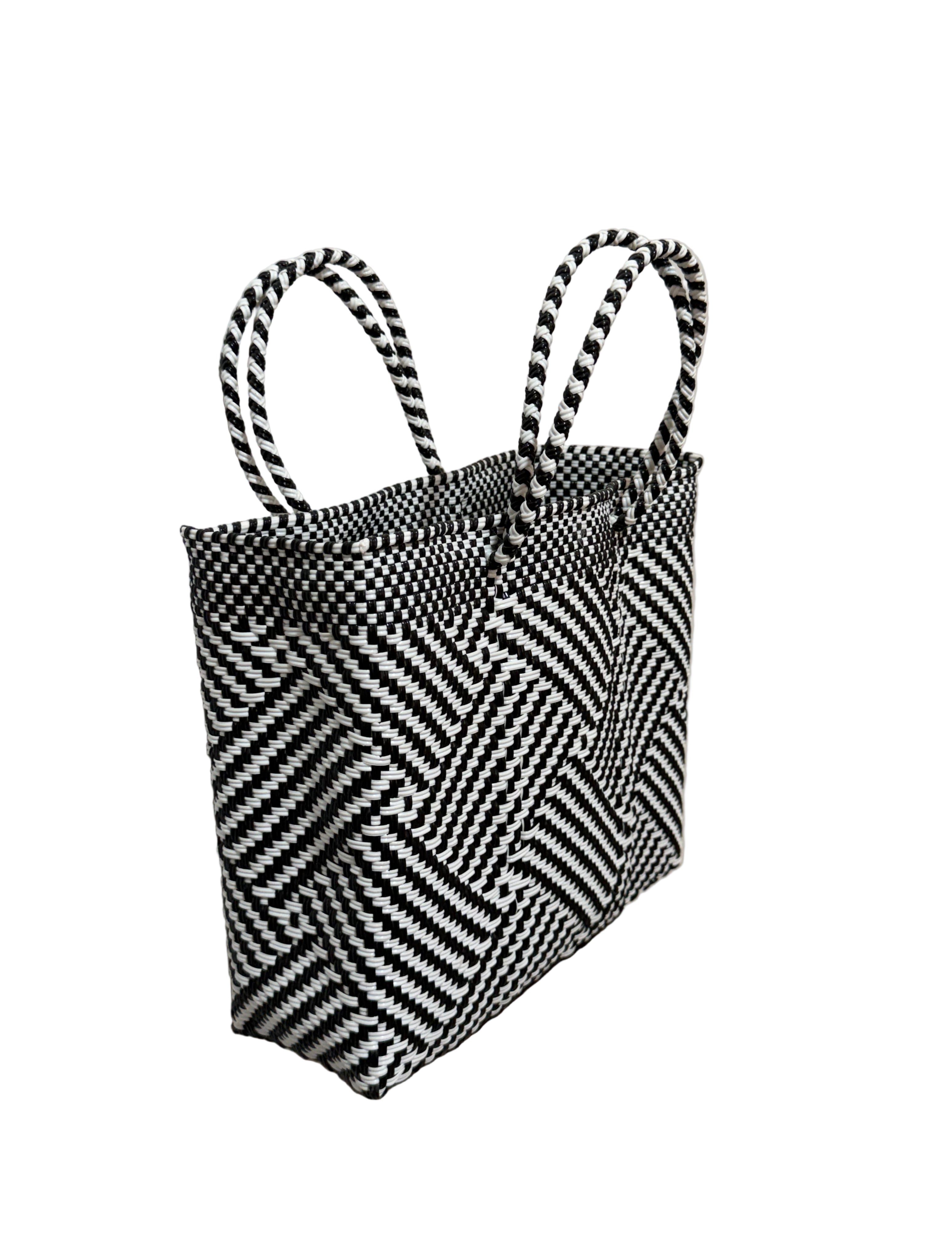 Bolso mediano 100% artesanal Oaxaqueño tejido a mano con plástico reciclado.