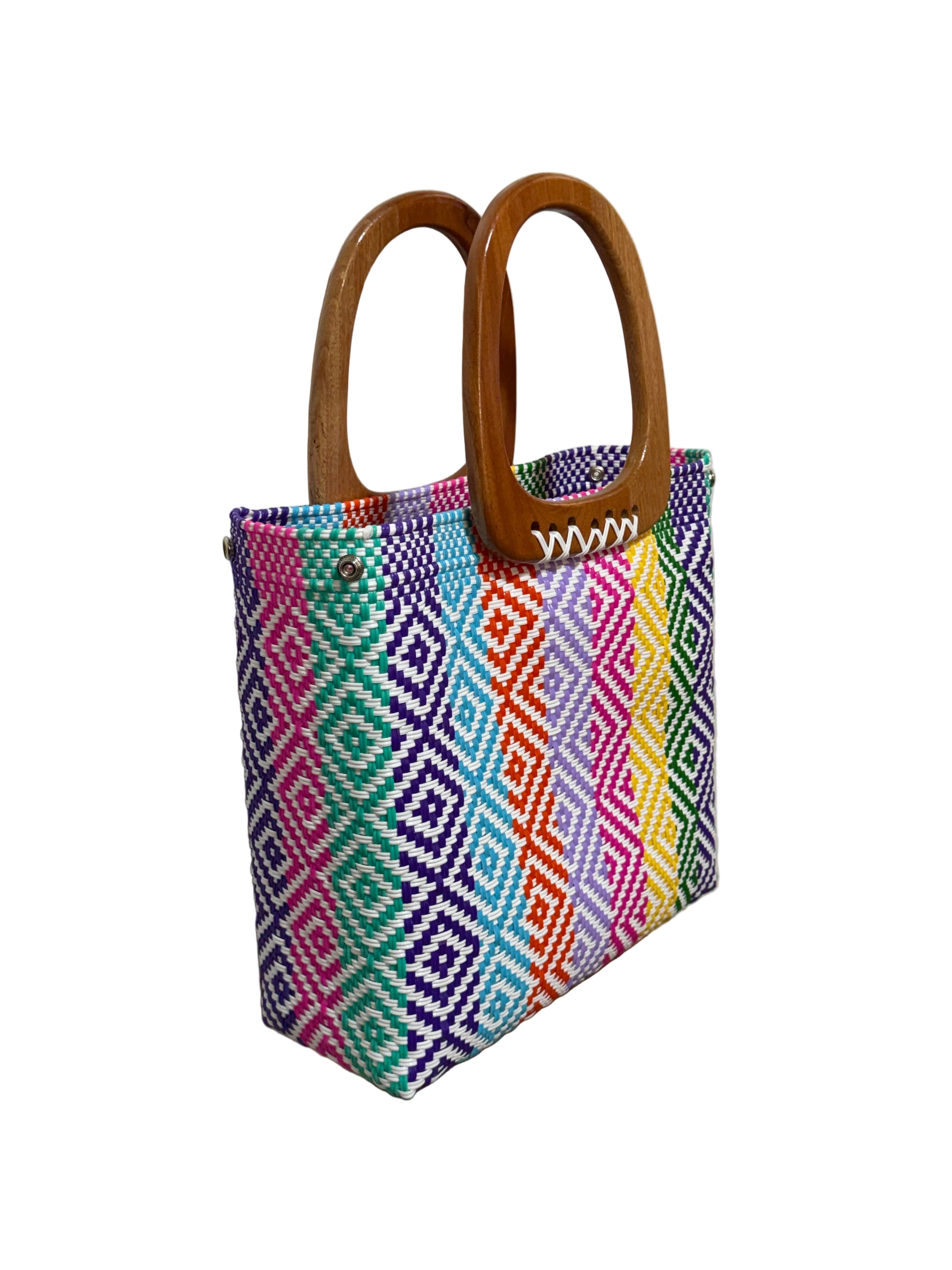 Bolso 100% oaxaqueño artesanal tejido a mano con hilo de plástico, con asa de madera fina. Talla grande.