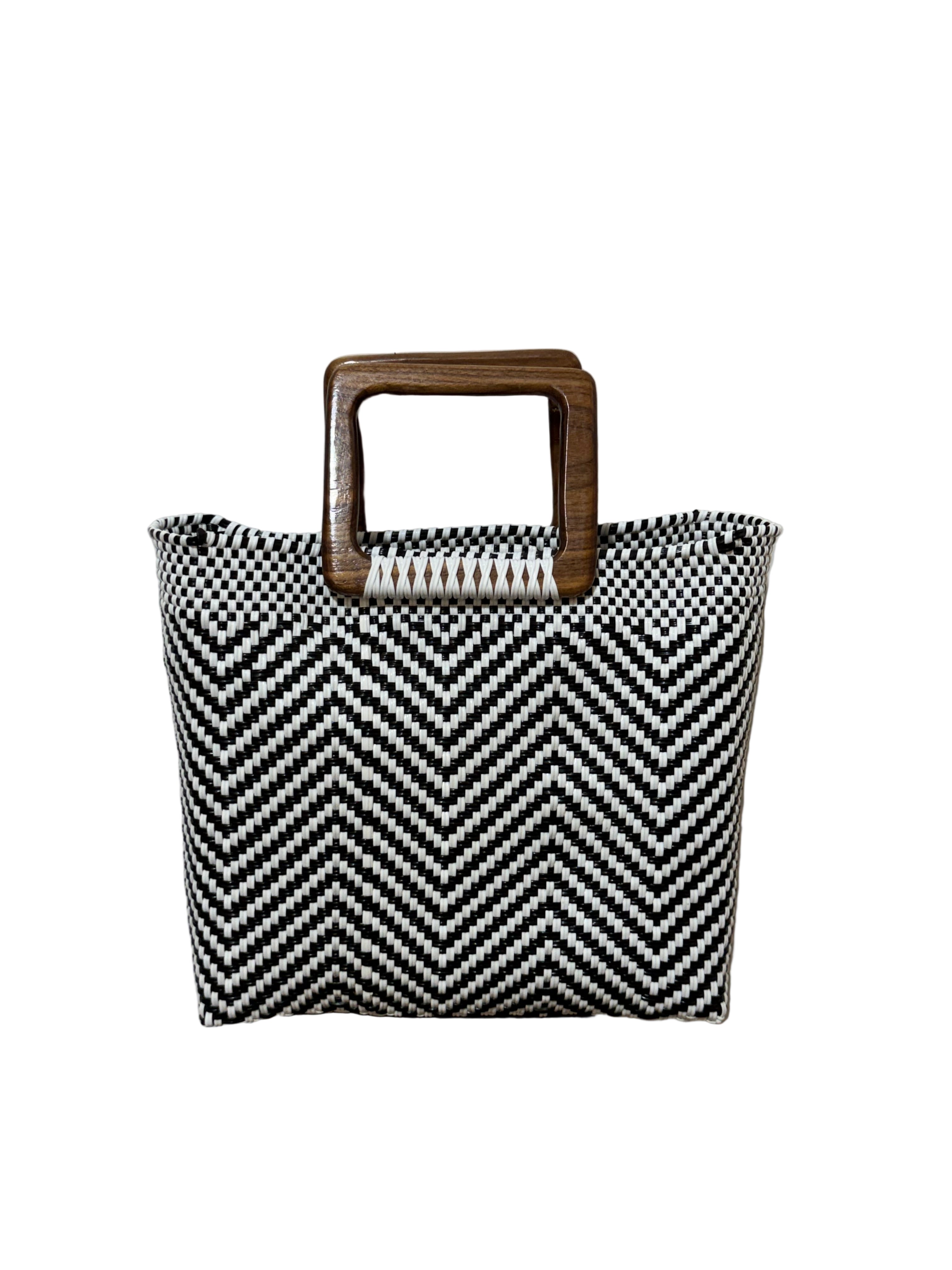 Bolso artesanal 100% oaxaqueño, tejido a mano con hilo de plástico reciclado y asa de madera fina.