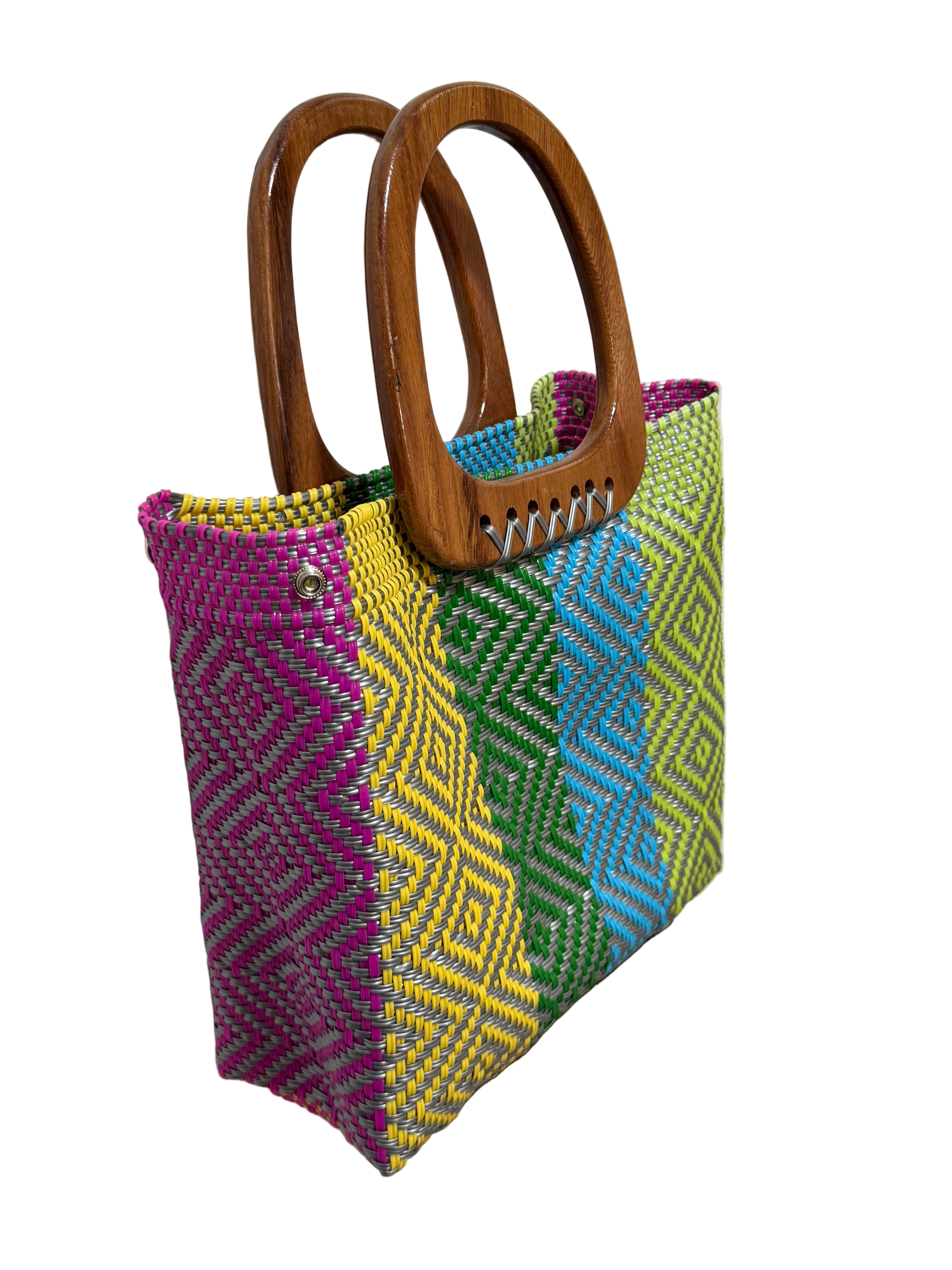 Bolso oaxaqueño 100% artesanal, grande, tejido a mano con hilo de plástico y asa de madera fina.