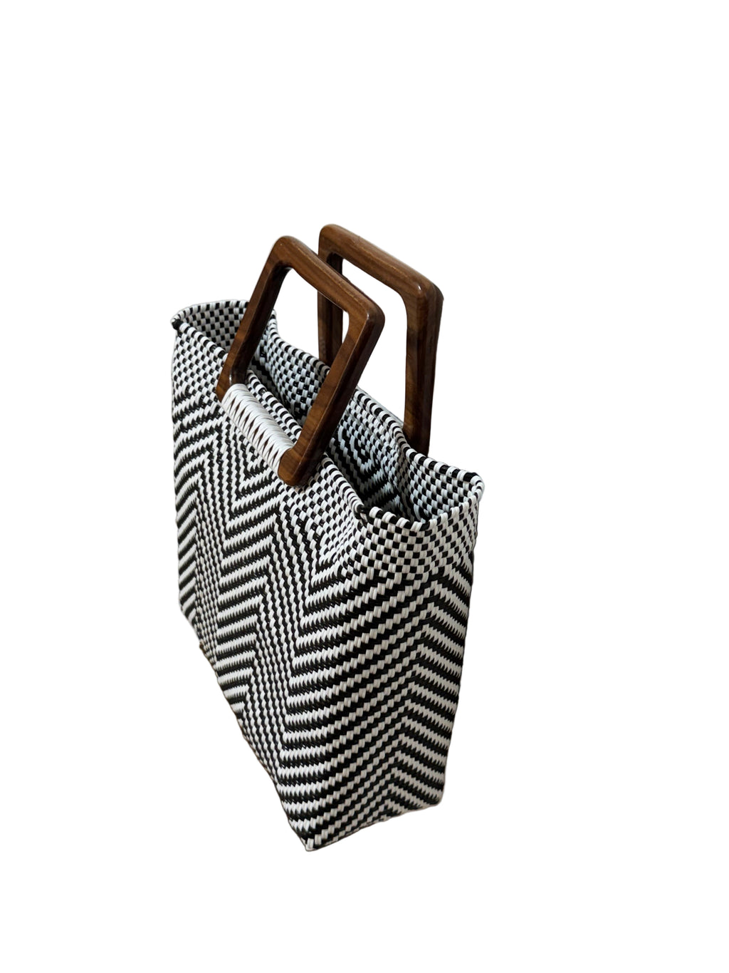 Bolso artesanal 100% oaxaqueño, tejido a mano con hilo de plástico reciclado y asa de madera fina.