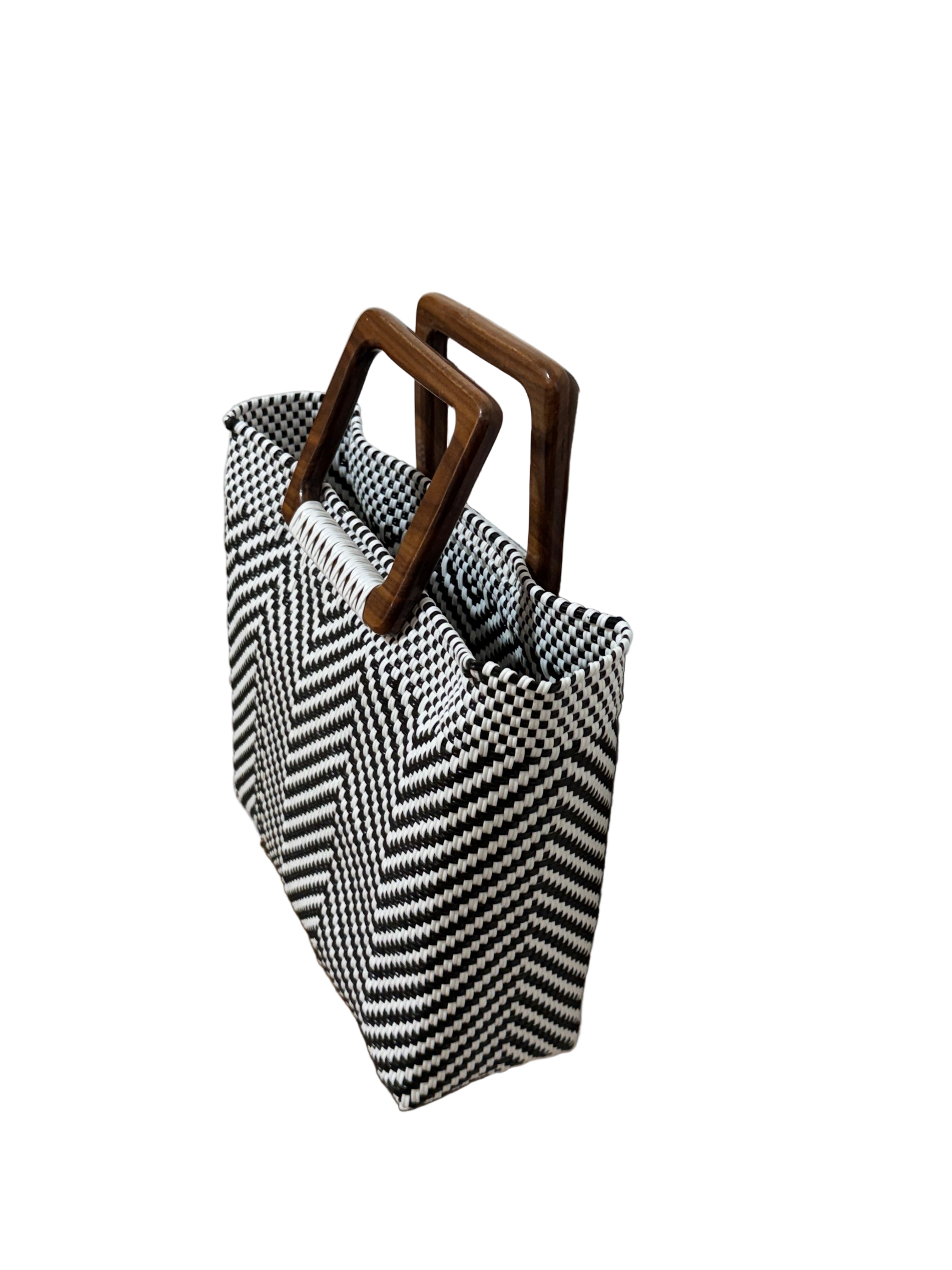 Bolso artesanal 100% oaxaqueño, tejido a mano con hilo de plástico reciclado y asa de madera fina.