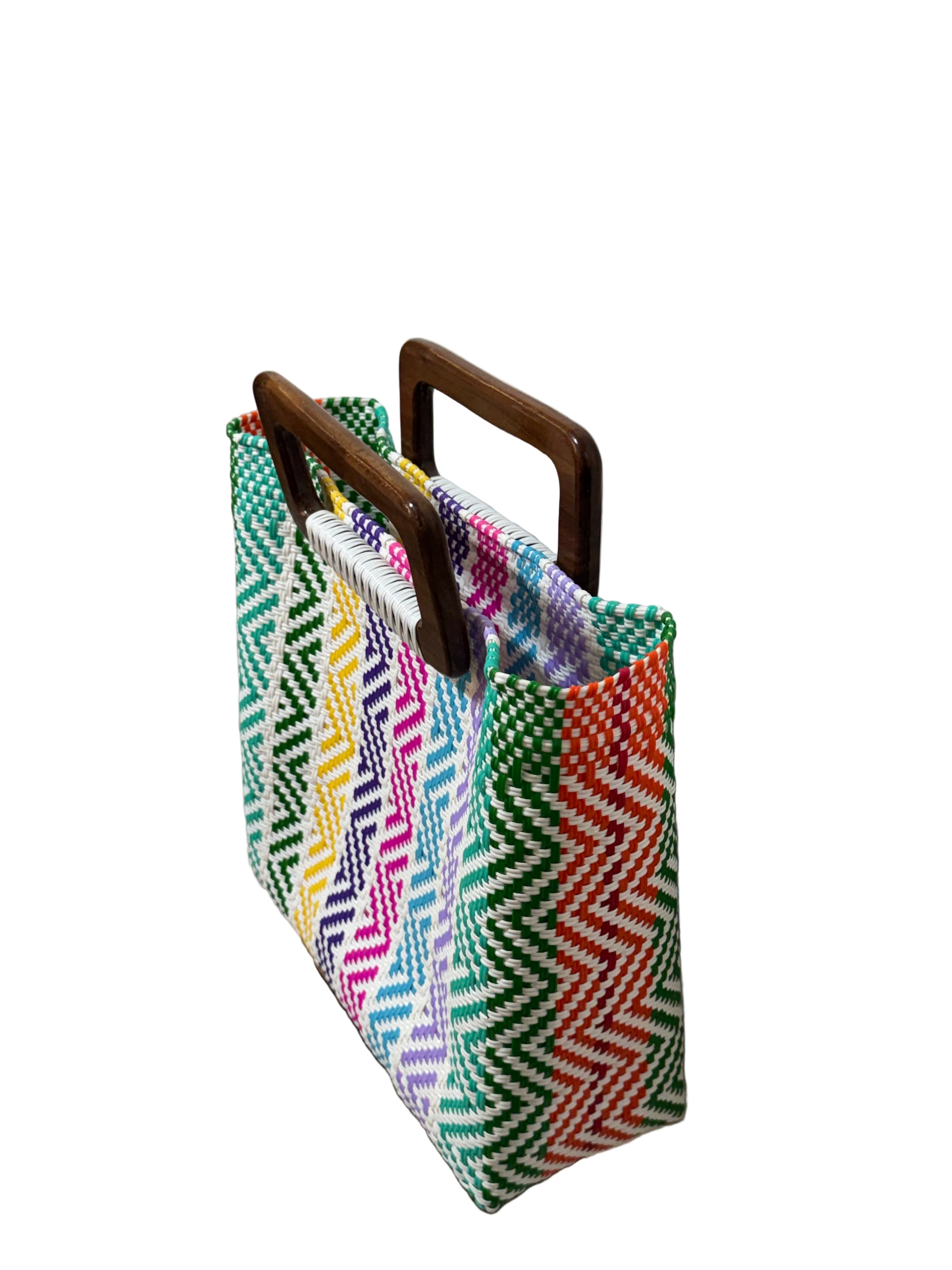 Bolso 100% oaxaqueño artesanal tejido a mano con hilo de plástico, con asa de madera fina. Talla grande.