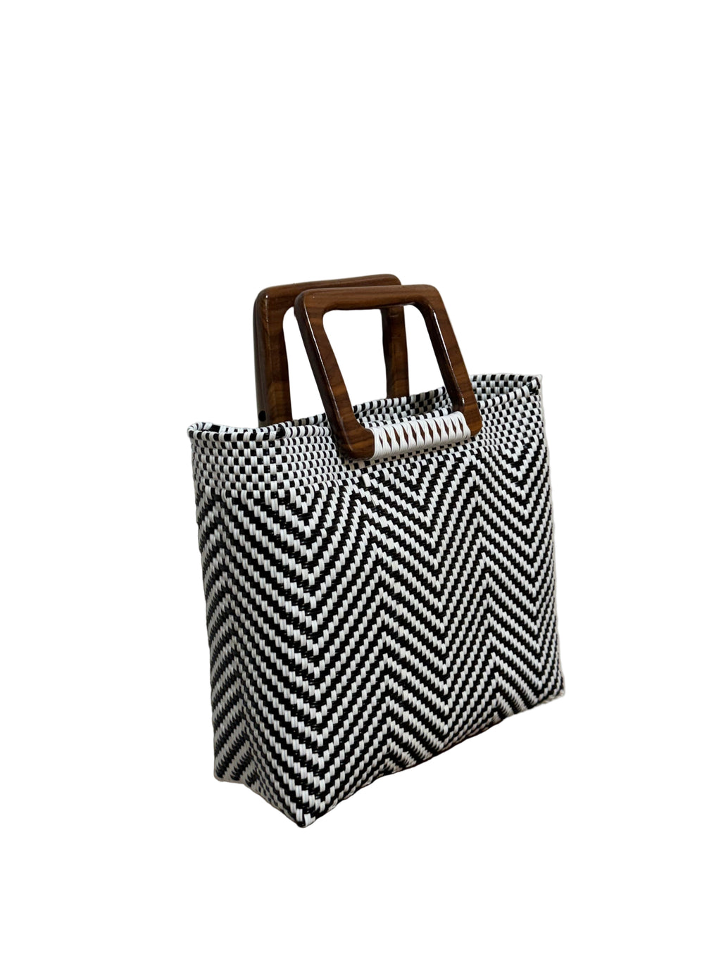 Bolso artesanal 100% oaxaqueño, tejido a mano con hilo de plástico reciclado y asa de madera fina.