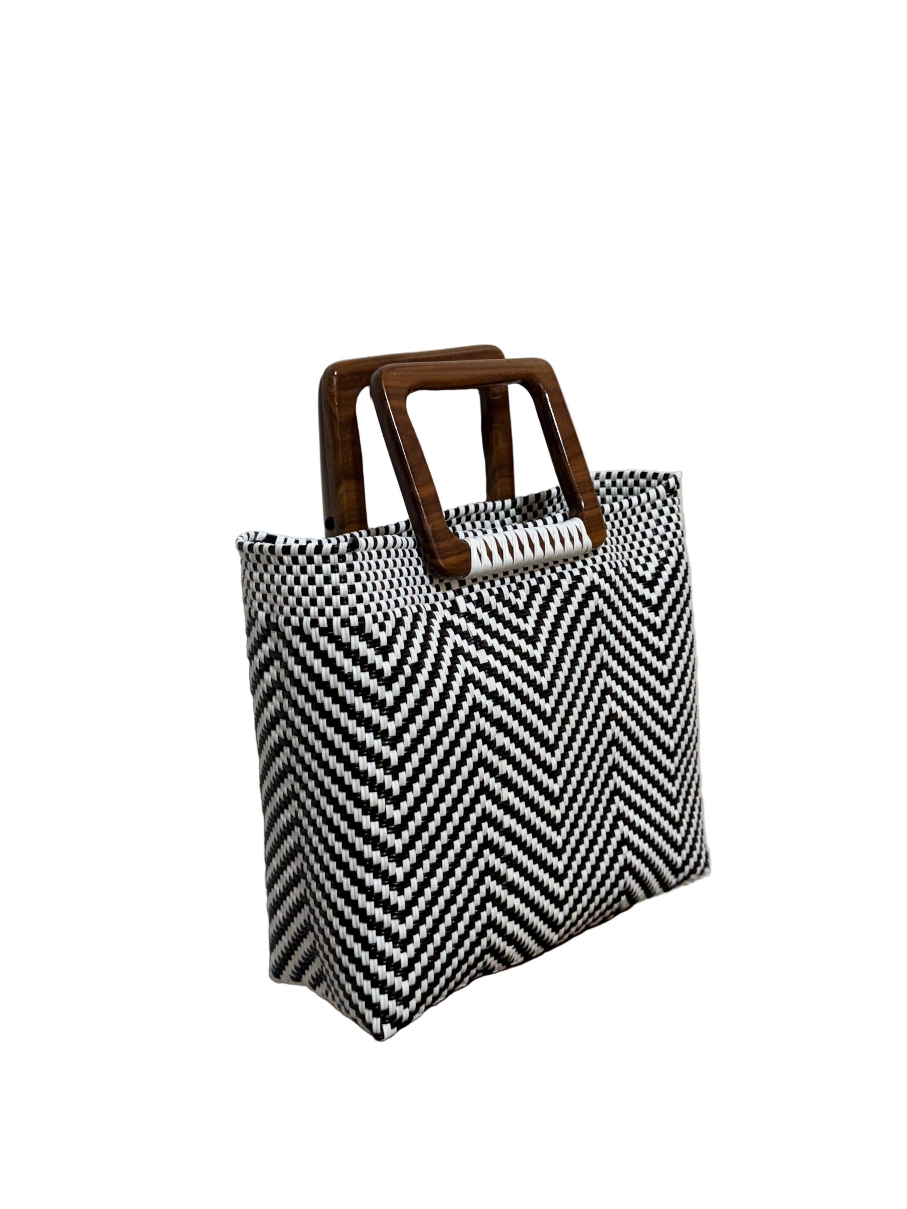 Bolso artesanal 100% oaxaqueño, tejido a mano con hilo de plástico reciclado y asa de madera fina.